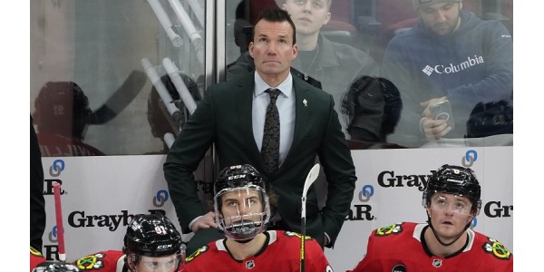 Chicago Blackhawks kvůli špatnému výkonu vyhodilo hlavního trenéra Luka Richardsona Chicago Blackhawks kvůli špatnému výkonu vyhodilo hlavního trenéra Luka Richardsona